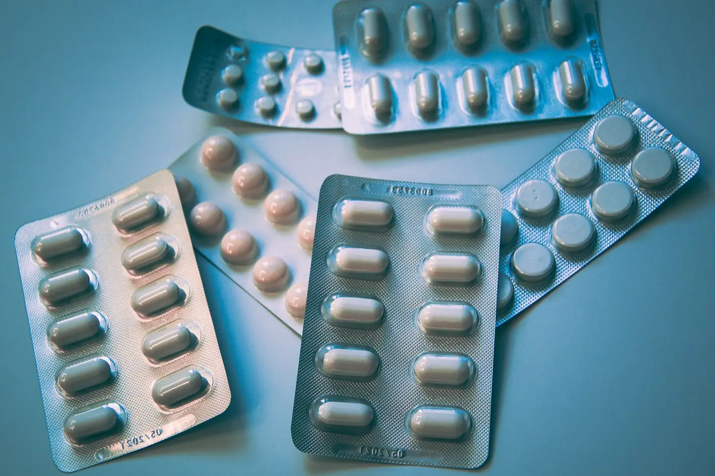 Pharmaceutical conveyor belt systems for cleanroom and blister packaging