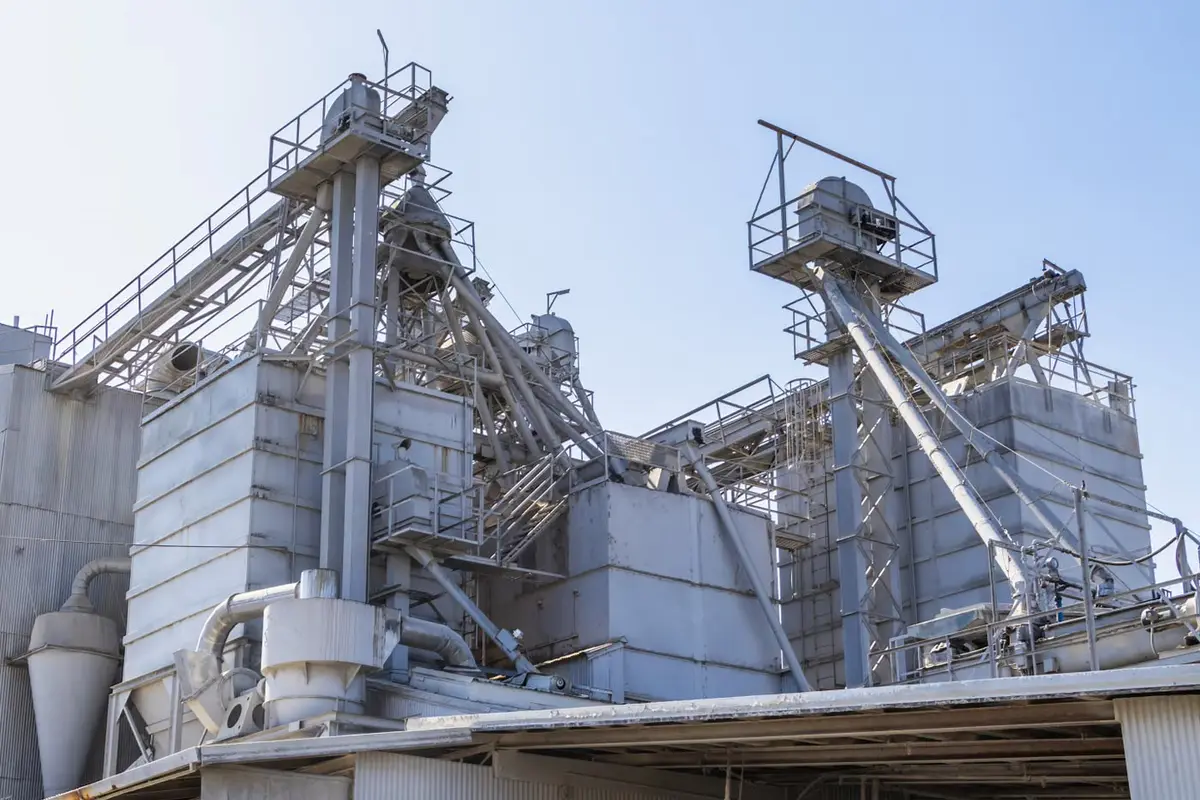 Cement plant and batching facility conveyor systems